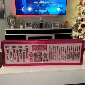 Limited edition 28 piece rhinestone bling Makeup brush set
